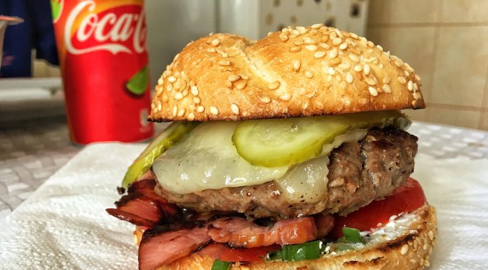 Hamburger delicios și simplu de făcut acasă