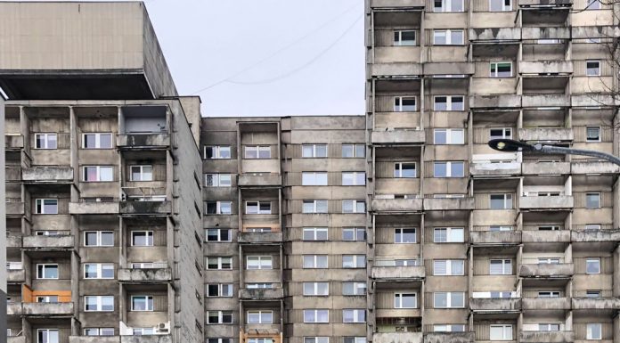 Reclamațiile Doamnei N.: Mergeți prin casă și mă deranjează!