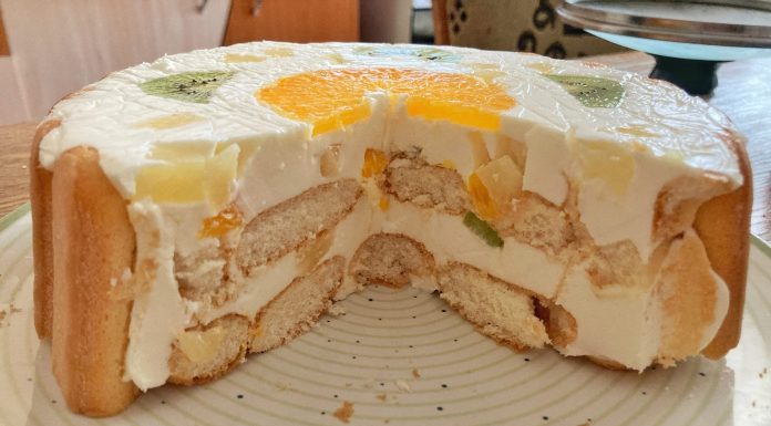 Tort cu fructe, iaurt și pișcoturi – un desert lejer, preparat rapid!